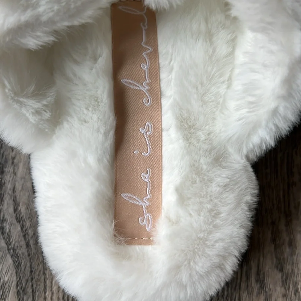 She is Cheval Shoes White Faux Mink Neverending Story Slippers Size 7 Bridal - Picture 7 of 11